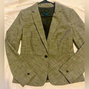 Woman’s Ann Taylor blazer 
Size 6
Like new condition